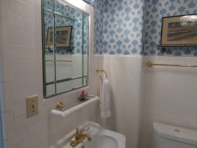 Building Photo - 211 W Highland Dr