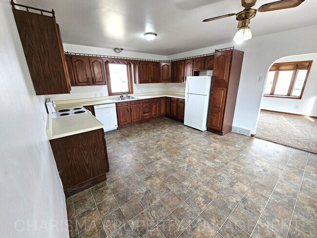 Building Photo - 3 Bedroom, 2 Bath House With All the Charm and Space You Need!