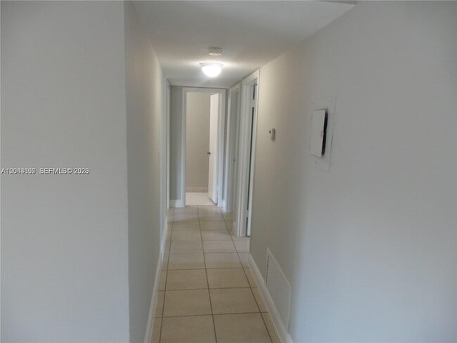Building Photo - 10794 N Kendall Dr
