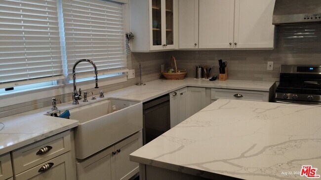 Building Photo - 2656 Van Buren Pl