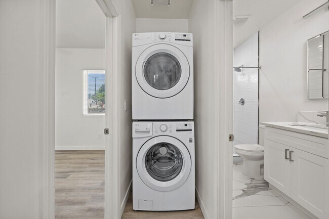 Building Photo - Private pool oasis!