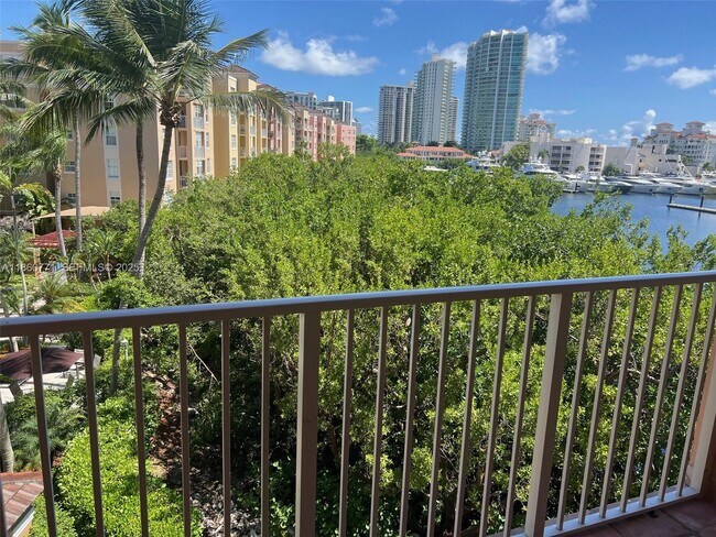 Building Photo - 19701 E Country Club Dr