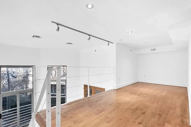 Building Photo - Perfect 1Bedroom Available