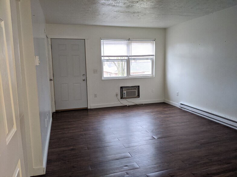 Living Room - Windows - 1227 Hilltop Dr