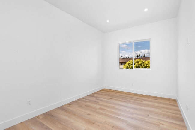 Building Photo - 603 N Harvard Blvd