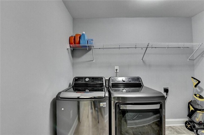 Building Photo - 1640 Primrose Park Rd