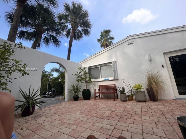 Building Photo - 240 Greenwood Dr