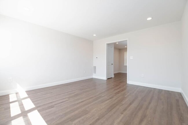 Building Photo - 806 Benninghaus Rd