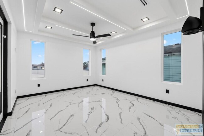 Building Photo - 203 W Lantana St