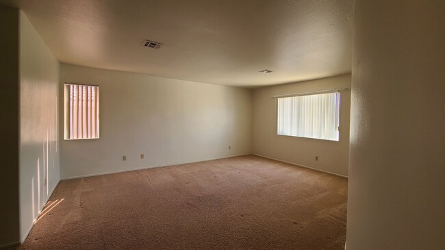 Building Photo - 2 Story home with 4 Bedrooms