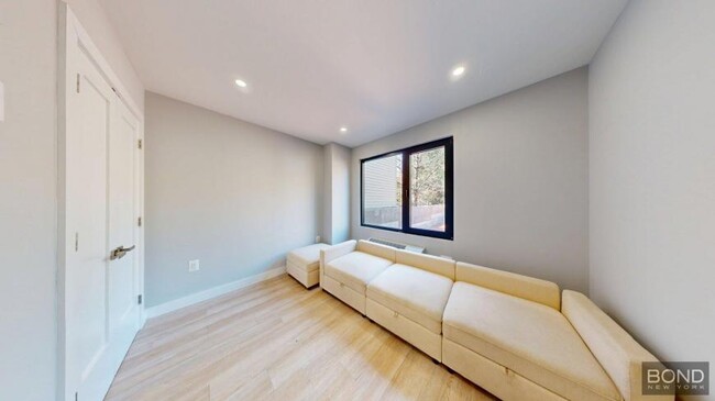 Building Photo - 3 bedroom in Queens NY 11102