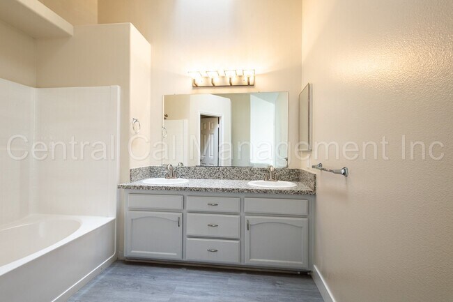 Building Photo - 3 Bedroom/2 Bath Home in the Southwest - $2295 Per Month!