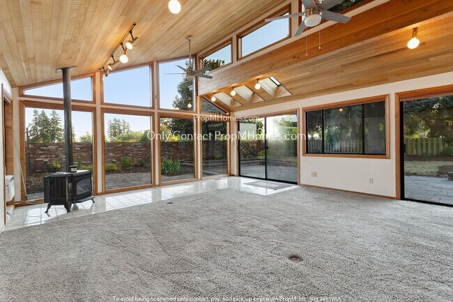 Building Photo - Spacious Three Bedroom Home in Desirable Charbonneau!
