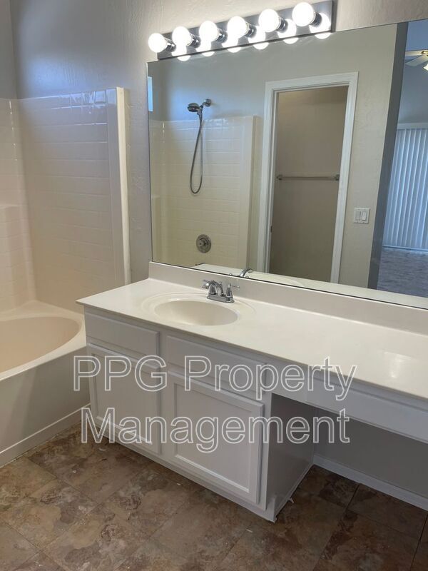 Building Photo - 13597 W Desert Flower Dr