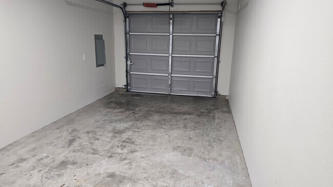 Building Photo - Spacious 3 Bedroom – Move-In Ready!