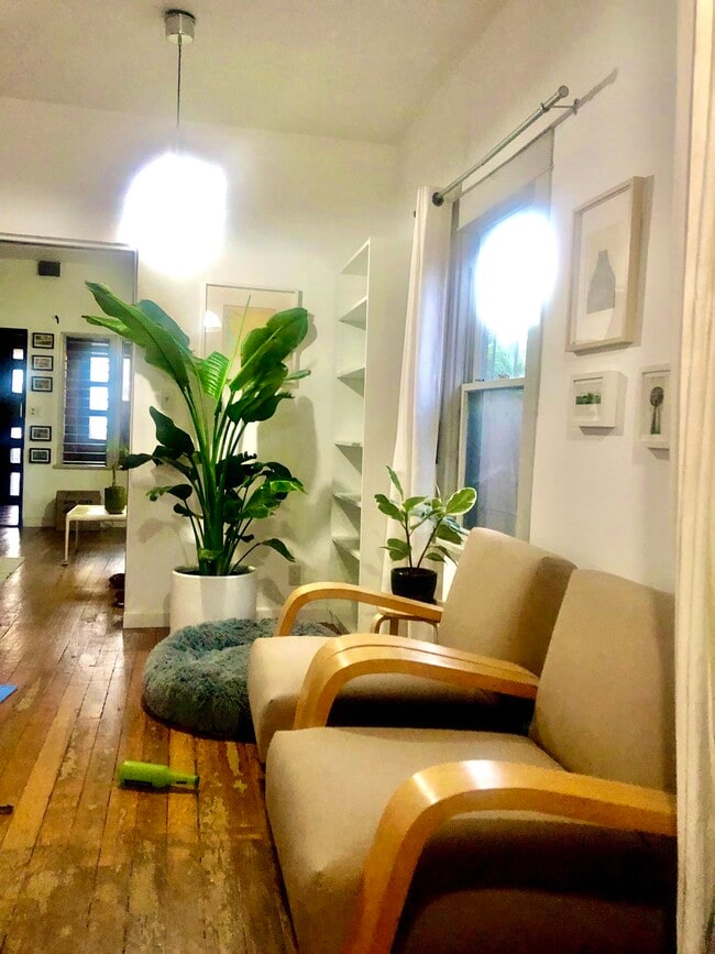 Living area - 804 Venice Blvd
