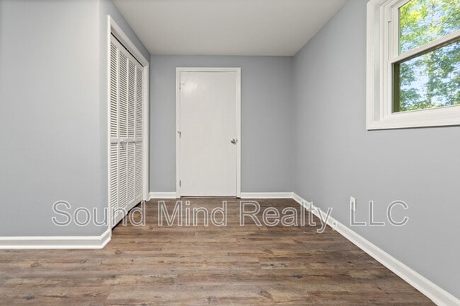 Building Photo - 305 Golf Course Dr