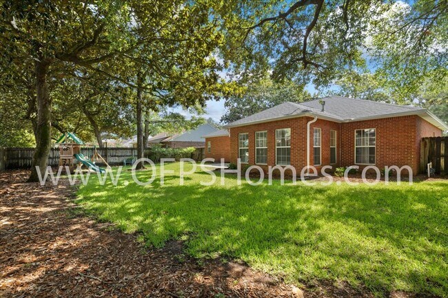 Building Photo - Niceville 3/2 with Office Flexible Availability