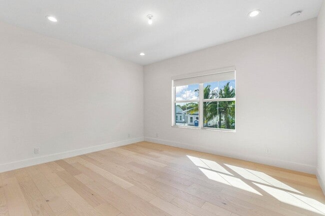 Building Photo - 9237 Crestview Cir