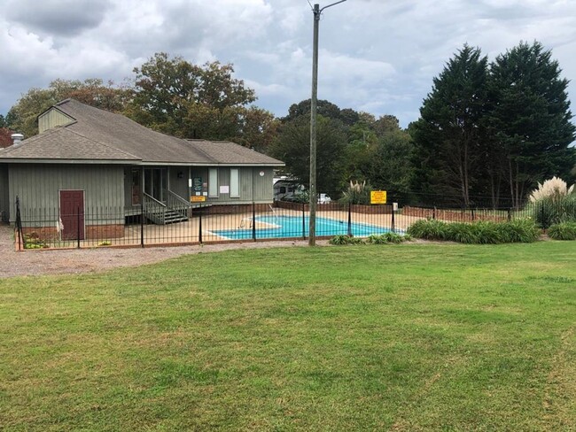 Building Photo - Great Oakwood location - 2 bedroom