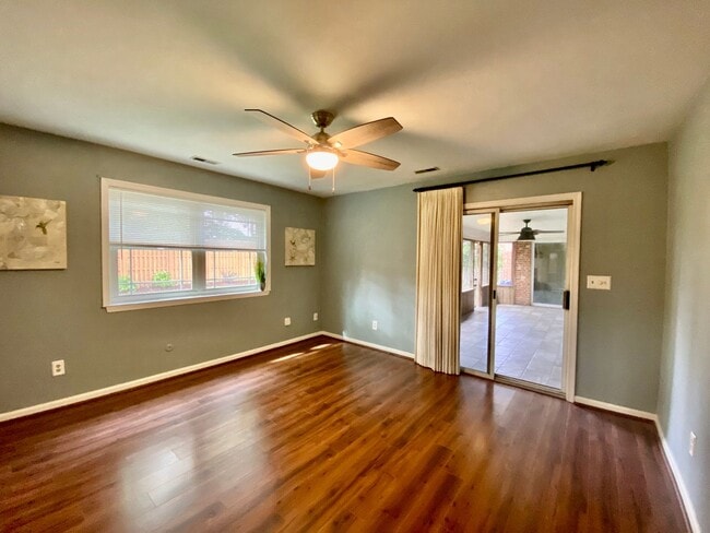 Building Photo - Charming Ranch-Style Home With Garage Avai...