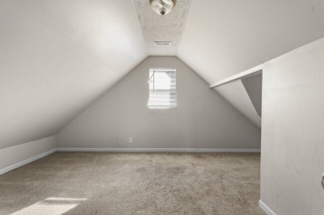 Building Photo - Accepting Section 8! 4 Bed 2 Bath!