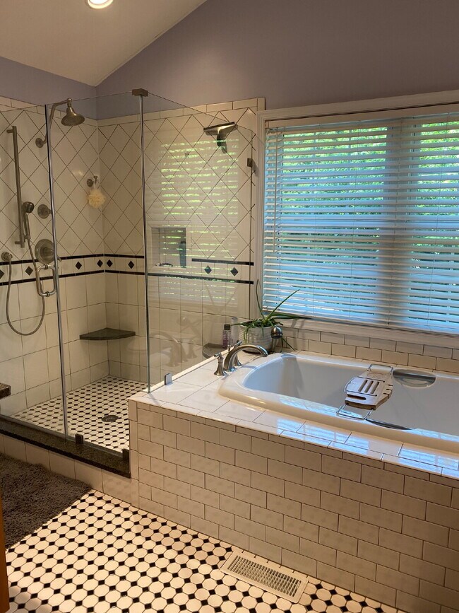 Building Photo - A Perfect Blend of Comfort and Convenience