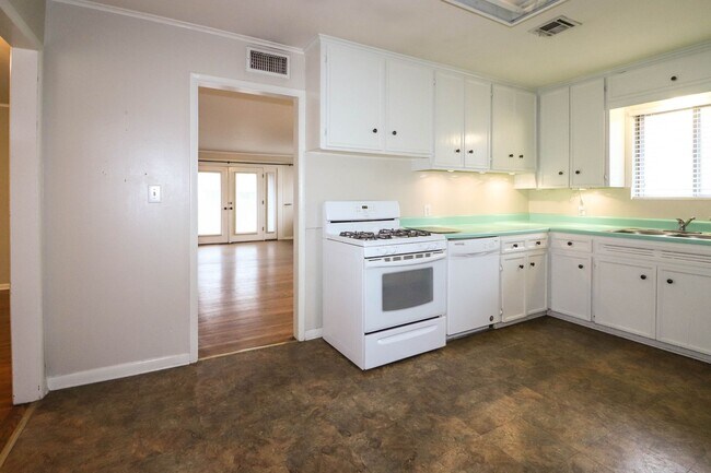 Building Photo - Darling 3 Bedroom With Hardwood Floors!