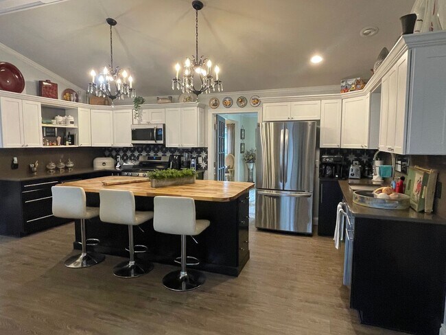 Building Photo - Shelby Twp Custom Ranch- 3 Bedrooms, 2 Bat...