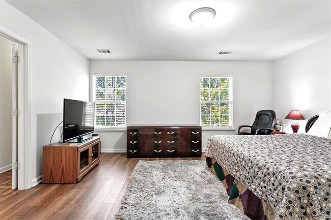 Building Photo - 2760 Englewood Dr