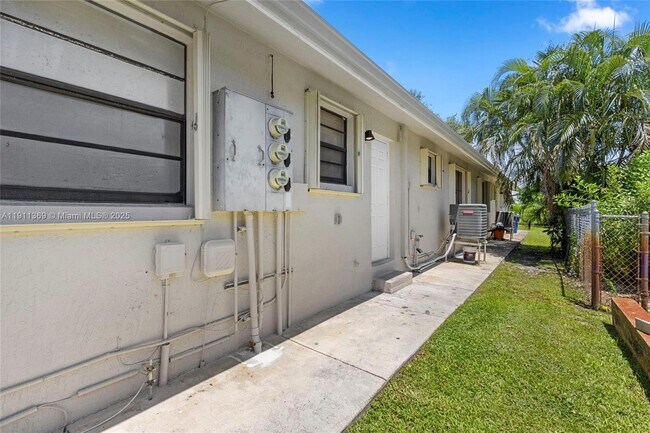 Building Photo - 5629 Taft St