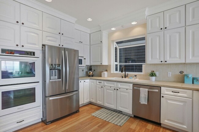 Building Photo - Spectacular Water Front Home With a Short Term  Lease to Start!