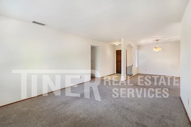 Building Photo - 3000 Nikol St