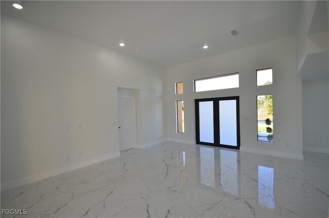 Building Photo - 1242 Hathor St E