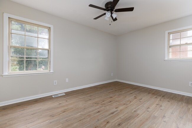 Building Photo - 4032 Summerhill Dr NW