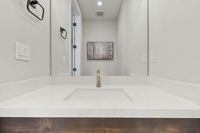 Building Photo - High-End Spacious 4 Bedroom Home in Desirable Highland with Private Backyard and Finished Basement