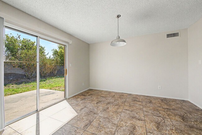 Building Photo - Beautiful 3 Bedroom Home with Large Grass Yard