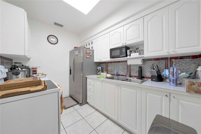 Building Photo - 334 E 18th St