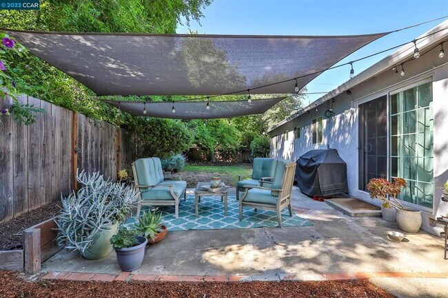 Building Photo - Clean/Remodeled 3 Bedroom 2 Bath with Large  Lot