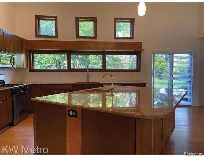 Building Photo - 561 Yorkton Ln