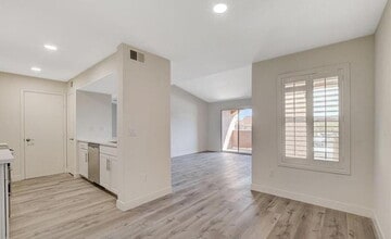 Building Photo - Highly Remodeled 1 Bedroom 2nd Floor Unit