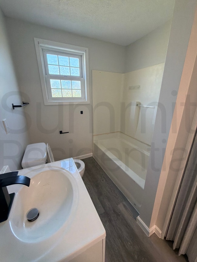 Building Photo - Three Bedroom One Bathroom Home in Mansfield!!
