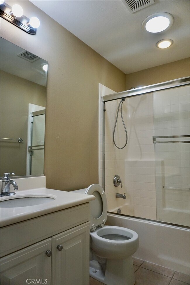 Building Photo - 72 Chantilly-