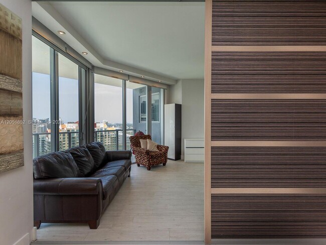 Building Photo - 1300 Brickell Bay Dr