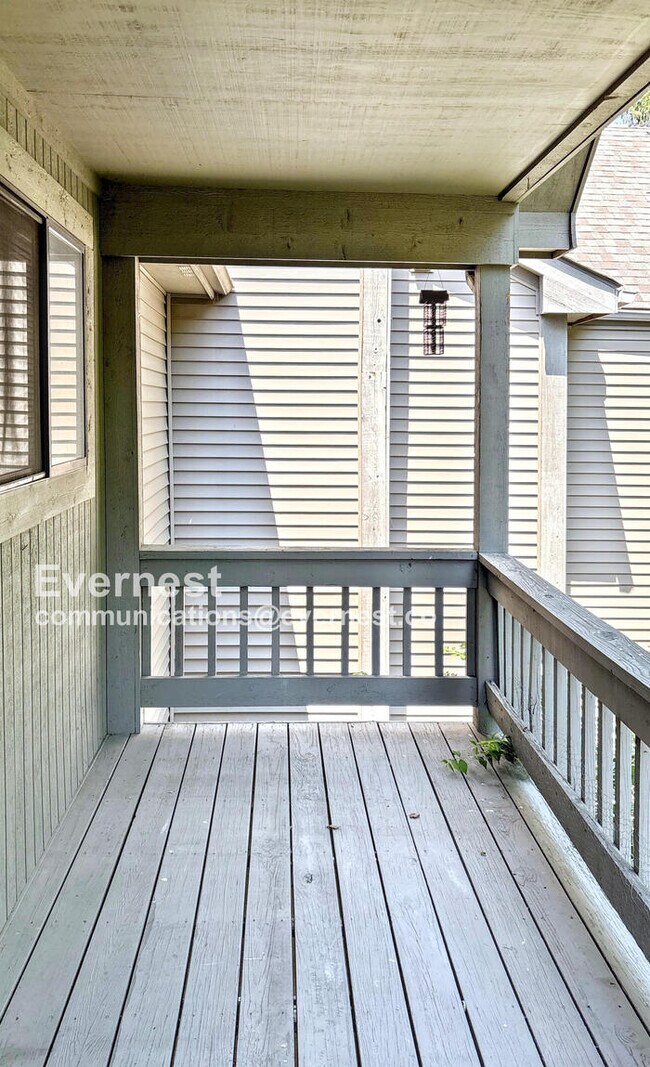 Building Photo - 2-Bedroom Condo with Laundry Hookups / Pet...