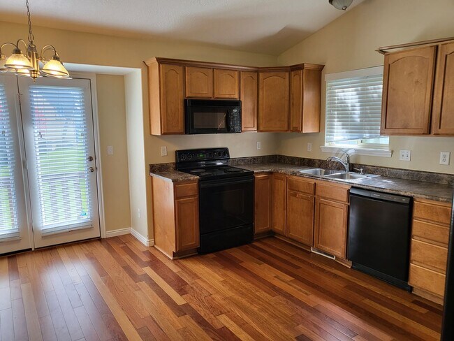 Building Photo - 5 bedroom, 3 bathroom Single Family house ...