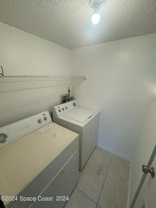 Building Photo - 592 N Wickham Rd
