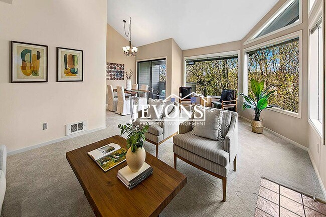 Building Photo - Top-floor 2-level condo with brand-new kit...