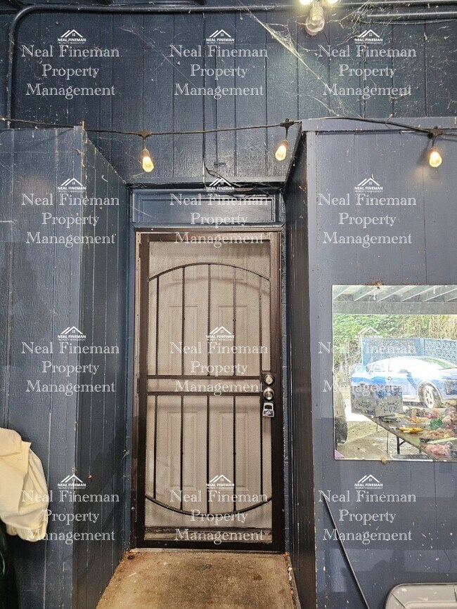 Building Photo - 4 BED, 1 BATH APARTMENT, TANDEM PARKING Electric Water included.