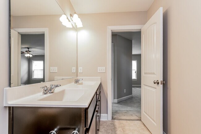 Building Photo - 61 Roterham Dr